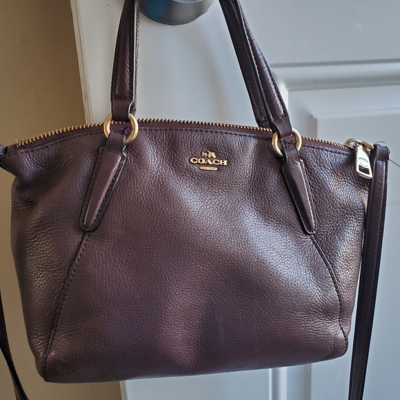 Coach Handbags - Authentic Leather Coach Purse